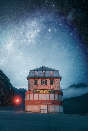 蓝色星空下的特色酒店图片